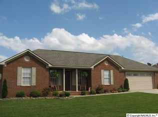 402 Twin Oaks Dr NW, Hartselle, AL 35640