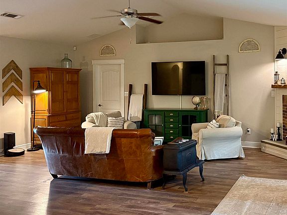 3rd image of 1905 Larkspur Cir