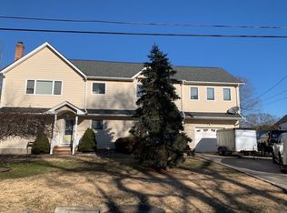 1 Hurstwood Rd, Shirley, NY 11967