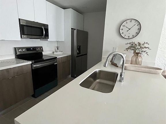 2nd image of 2526 Pierce St #12