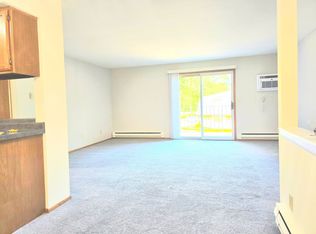 1308 Meadowcreek Dr APT 6, Pewaukee, WI 53072