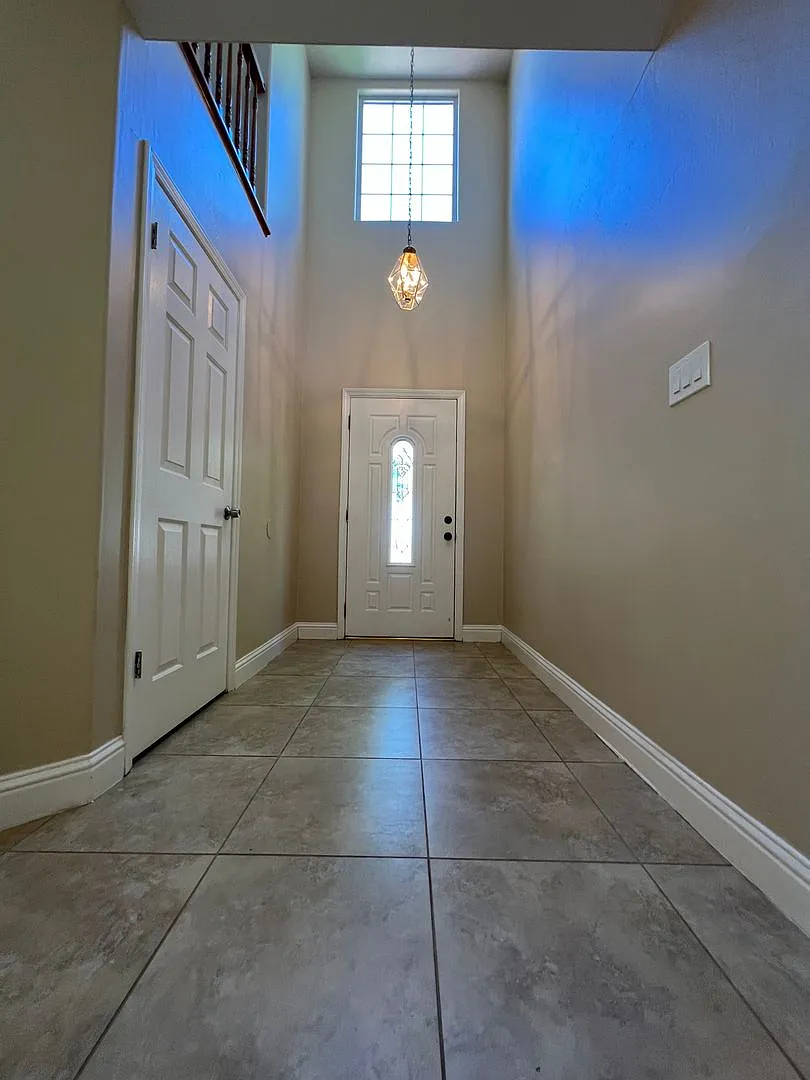Beautiful 2 Story Home in The Seasons - SW- $2,400 + $2,400 Deposit — Photo 2