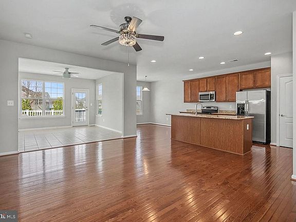 3rd image of 137 Silver Maple Rd