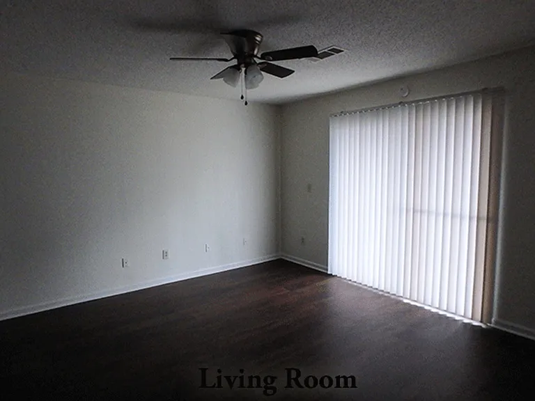 Creekwood Apartments — Photo 15