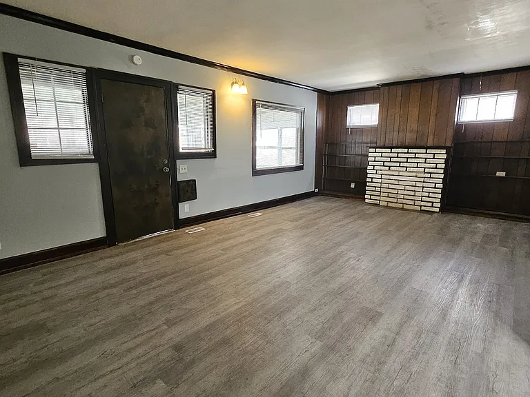 2429 E 16th St — Photo 3