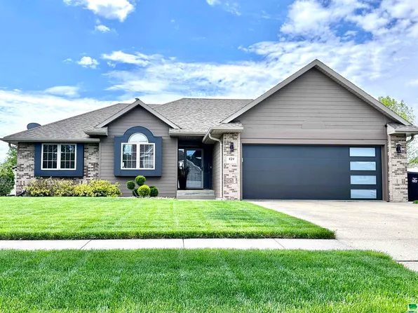 424 Barrington Dr, Sergeant Bluff, IA 51054