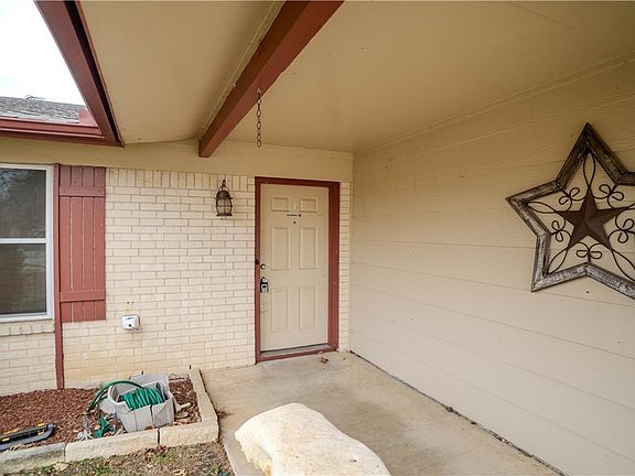 4th image of 210 Daffodil Dr