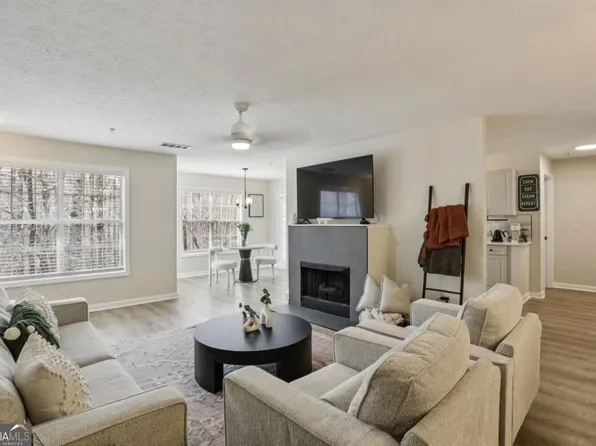 322 Streamside Dr, Roswell, GA 30076