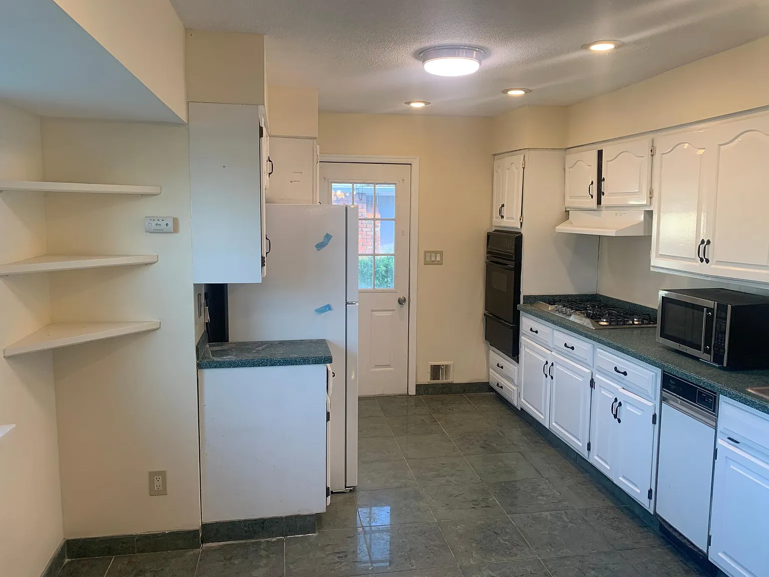 3 bed, 1600 sqft, $3,200 — Photo 3