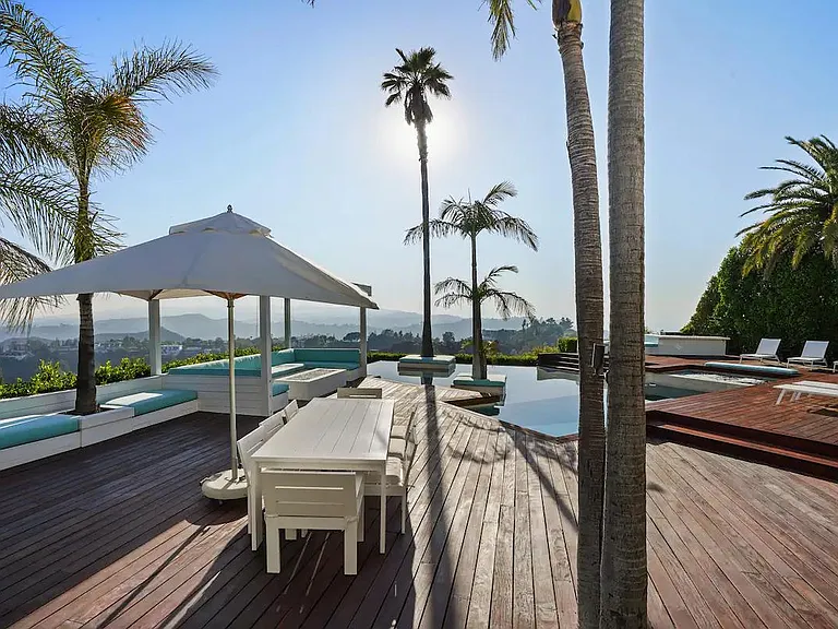 Experience delightful outdoor dining on the deck, as it becomes a culinary haven with the refreshing breeze and stunning vistas.
