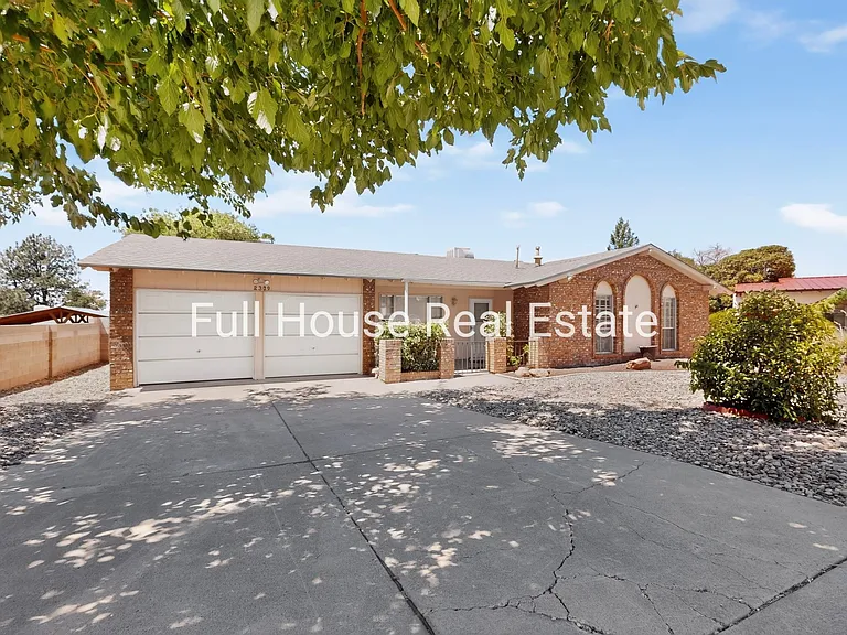 2309 Saturn Pl NE — Photo 2
