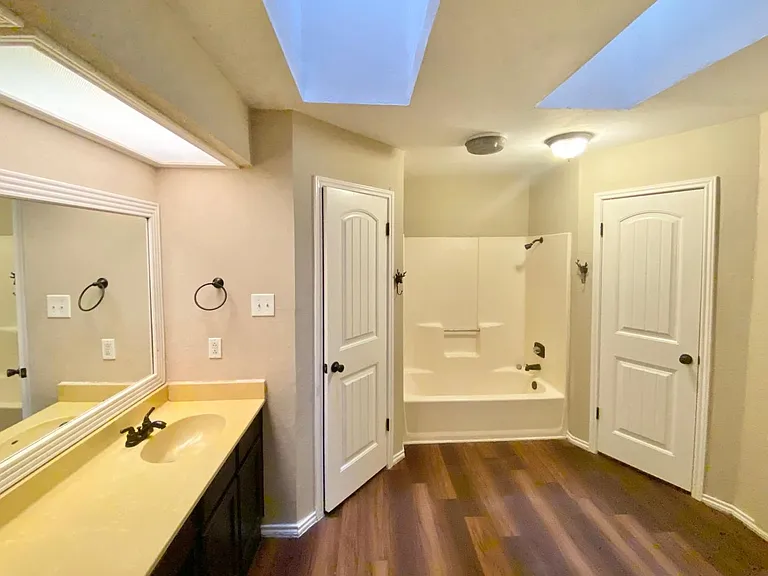 2011 Newton Dr — Photo 10
