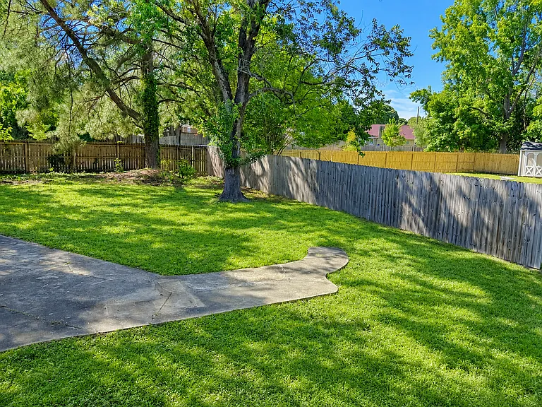 1137 Chatmoss Dr — Photo 17
