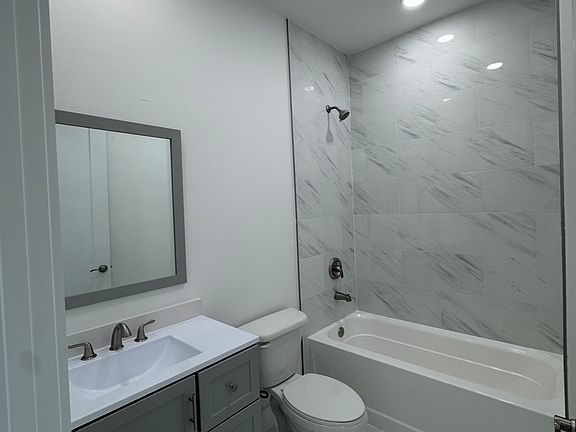3rd image of 1023 SE 23rd Pl