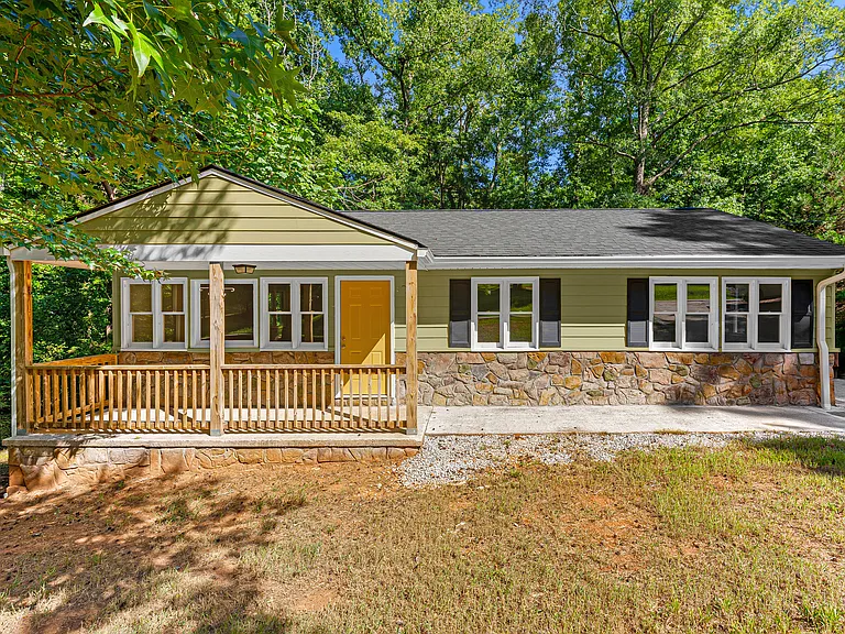 407 Veterans Dr — Photo 2