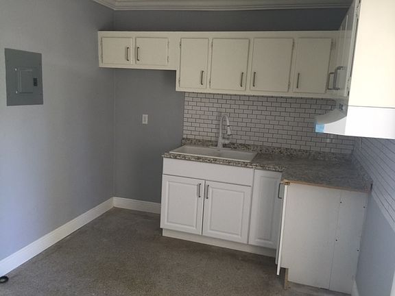 2nd image of 806 NE 16th Pl APT 2