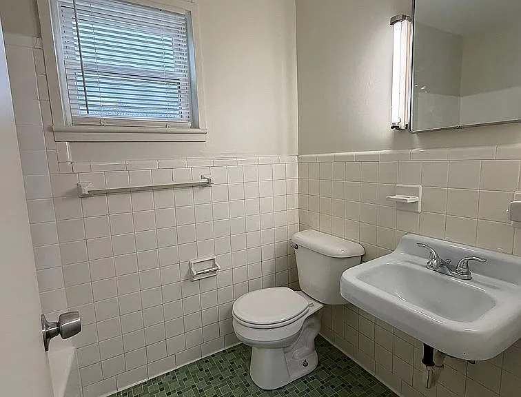 112 N Erwin St #I9 — Photo 4