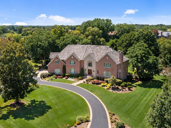 28063 Gray Barn Ln, Lake Barrington, IL 60010