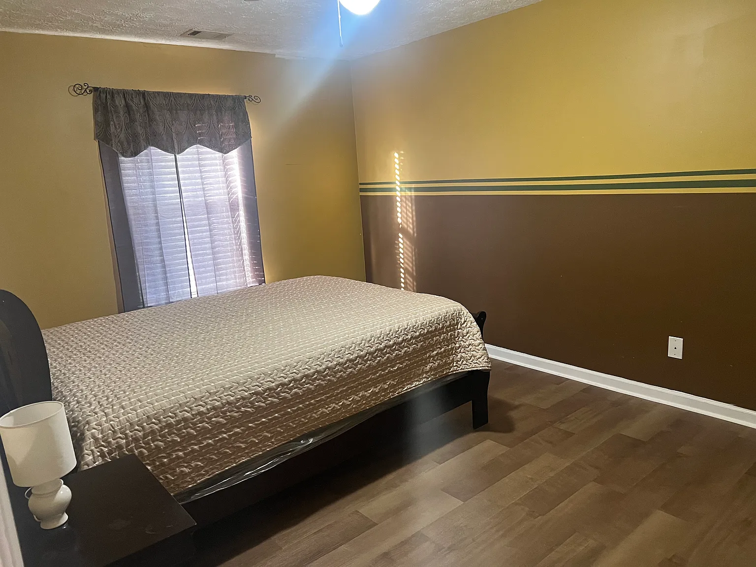 1053 Hawthorn Ln — Photo 2