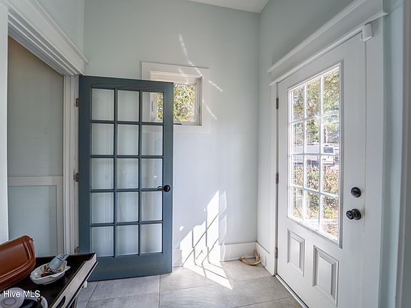 3rd image of 101 N Seaview Road N