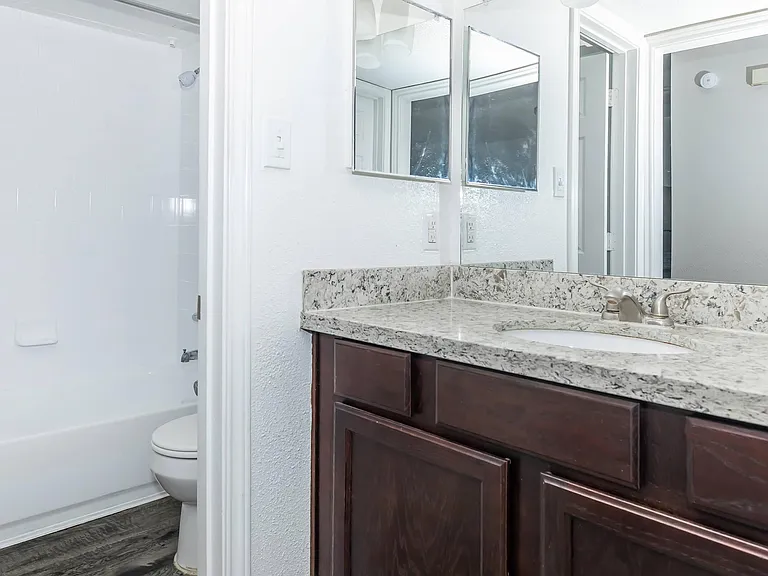Bayou Park Apartments — Photo 37