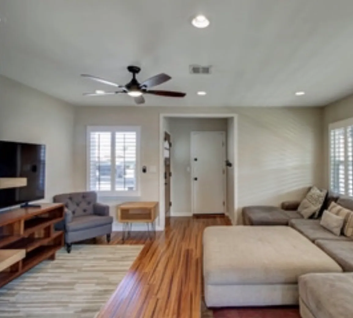 3 bed, 1123 sqft, $4,200 — Photo 2