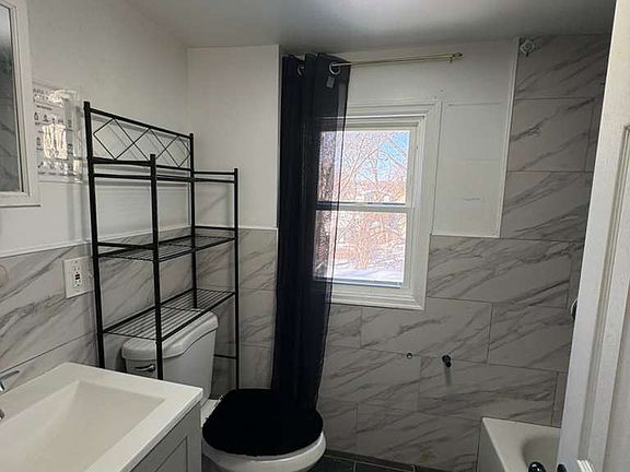 5th image of 63 Linden Ave Floor 3