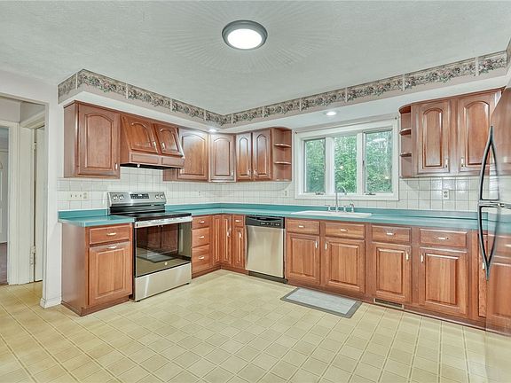 4th image of 163 Delaware Ave