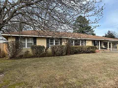 190 E Poplar St — Photo 4