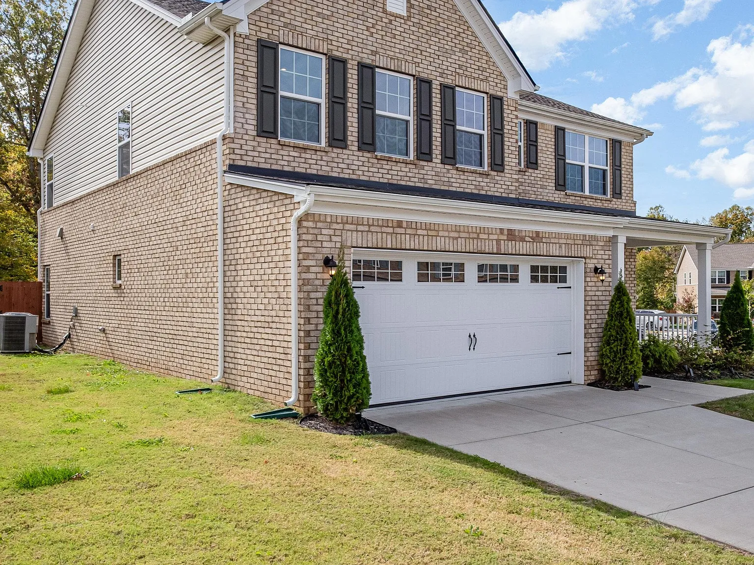 5 bed, 3.0 bath, 2718 sqft, $2,850 — Photo 2