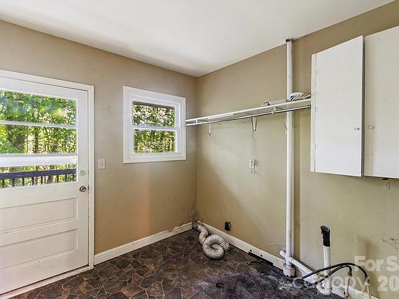 5th image of 147 Barberry Heights Dr