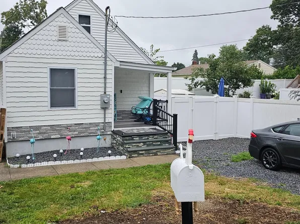 25 Manhasset Ave, Selden, NY 11784