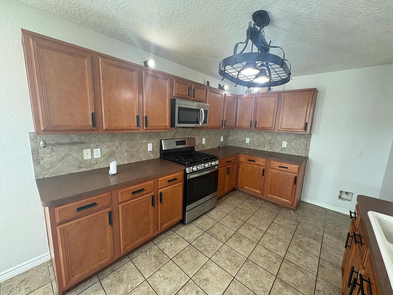 3 bed, 2.5 bath, 2368 sqft, $2,250 — Photo 2