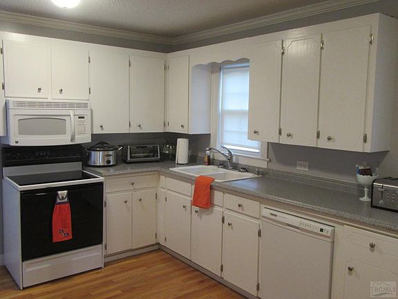 2nd image of 2061 Wall St