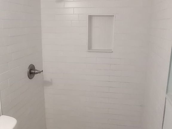 5th image of 1308 NE 14th Ct Unit 1304