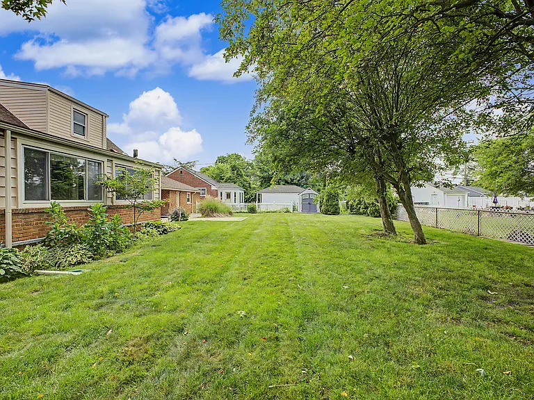 21236 Outer Dr — Photo 39