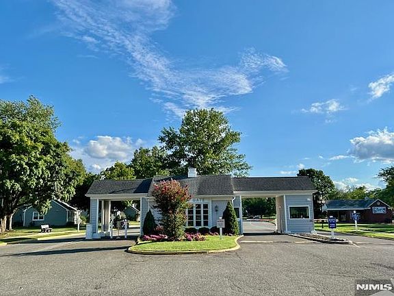 4th image of 263 Middlebury Ln #263N