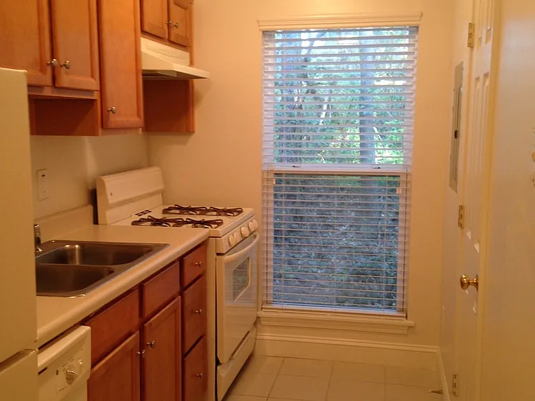 Chateau Montagne Apartments — Photo 13