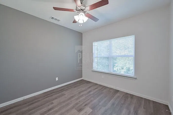 1616 Ash Crescent St — Photo 6