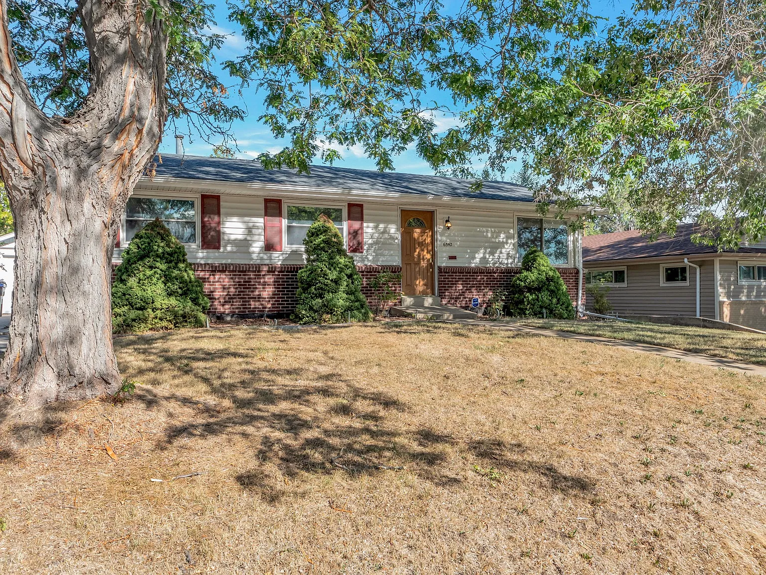 5 bed, 2025 sqft, $2,900 — Photo 2