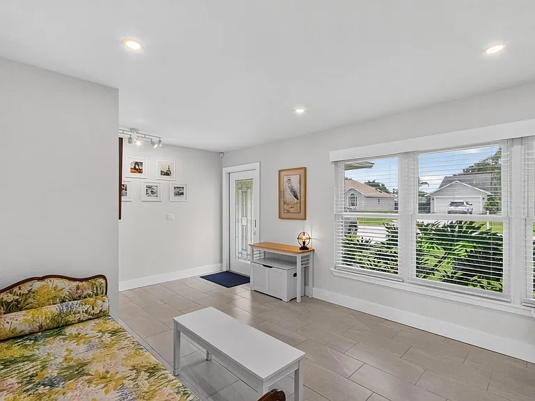 272 SW Fairchild Ave — Photo 6