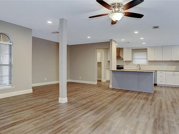 3rd image of 820 W Pelton St