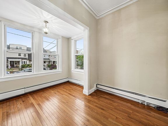 3rd image of 32 E 46th St