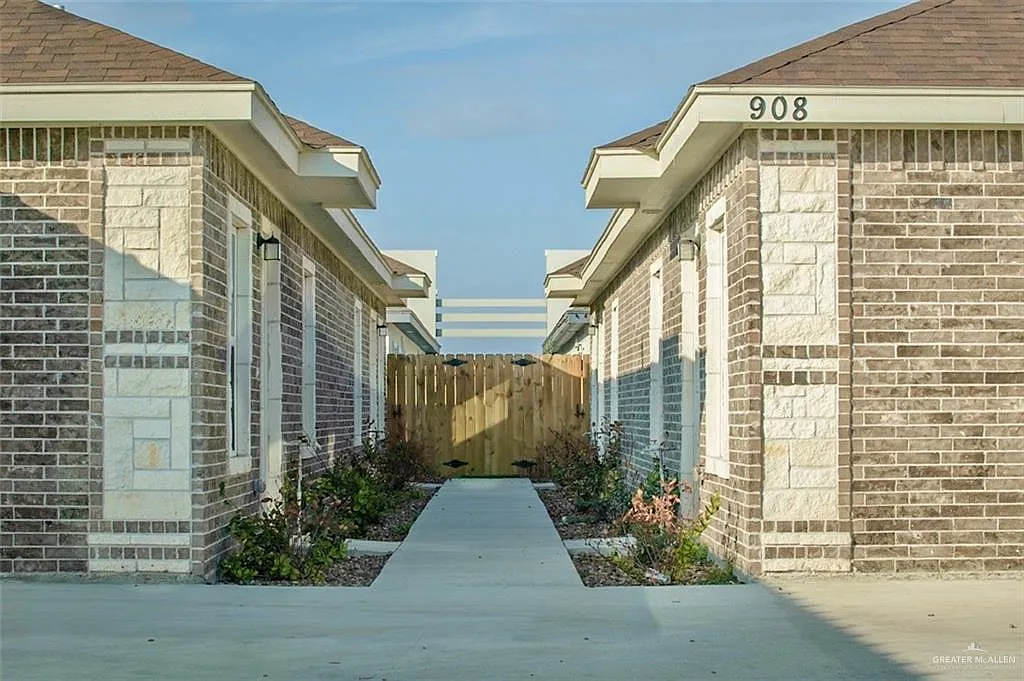 2 bed, 2.0 bath, 900 sqft, $950 — Photo 2