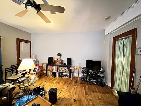 5th image of 220 Lester Ave