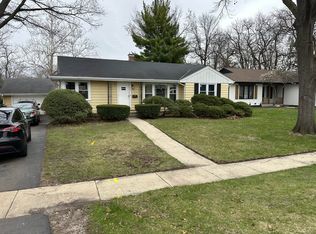 933 Crest St, Wheaton, IL 60189