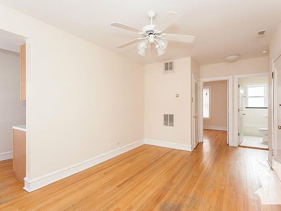 5th image of 1200 W Wellington Ave #427