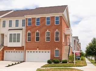 25380 McIntyre Sq, Chantilly, VA 20152