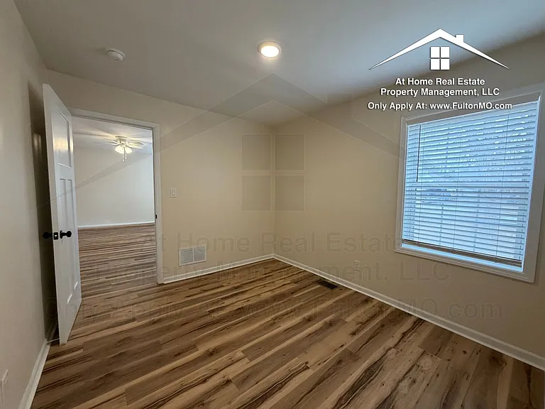 703 W 7th St — Photo 15