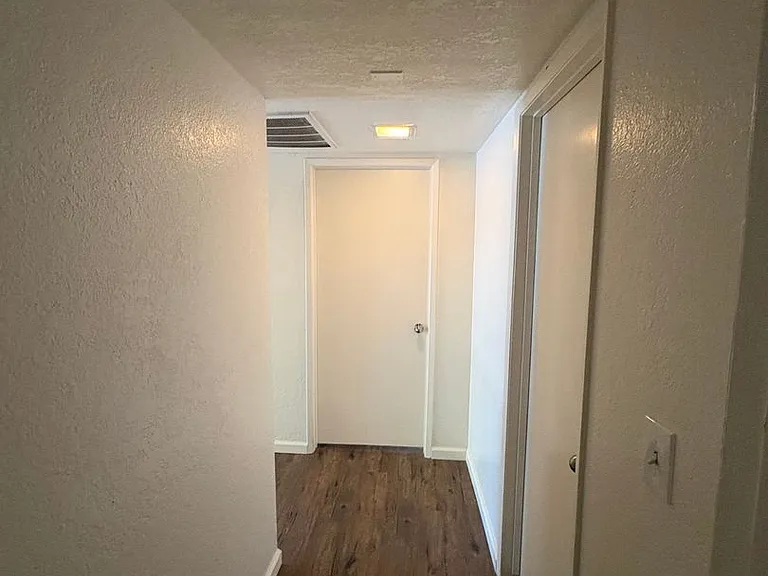 212 N Crenshaw St — Photo 15